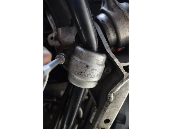 Enlevez les 2 écrous avec une douille de 13.