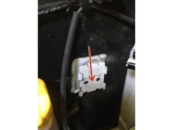 Remonter le bloc carburant en le clipsant simplement vers le bas