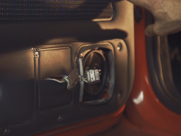 
Feed the window lifter control connectors through the door panel
