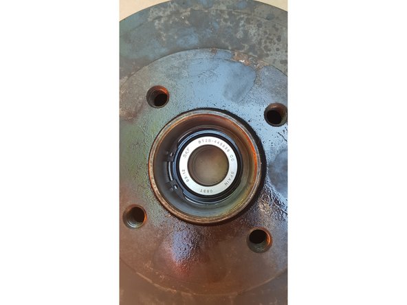 Une fois le roulement en butée, vous pouvez inserer le circlips neuf.