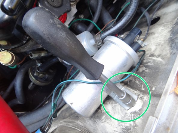 Serrer les deux boulons de fixation avec  une douille de 10mm.