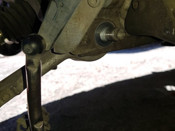 Utilisez une clé à œil de 18mm et une douille de 18mm pour retirer l'écrou.