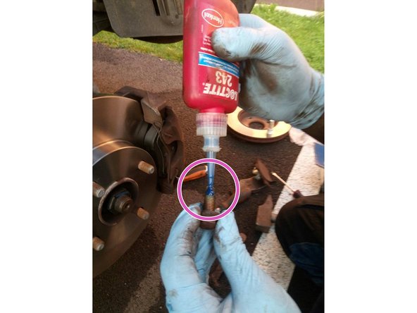 Remontez l'étrier équipé des plaquettes neuves sur le disque et tenez le en place en vissant quelques tours la vis du haut.