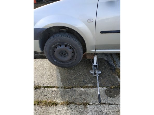 remonter la roue (couple de serrage des goujons 105N.m) et retirer la chandelle et le cric