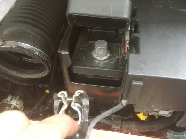 ATTENTION LA BORNE + NE DOIT PAS TOUCHER D’ÉLÉMENT MÉTALLIQUE