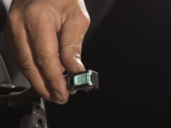 Appuyer sur la languette du connecteur et tirer dessus pour le retirer