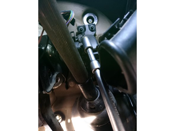 Visser l'écrou du bas avec la clé à cliquet rallongé équipée d'une douille de 10 sur cardan