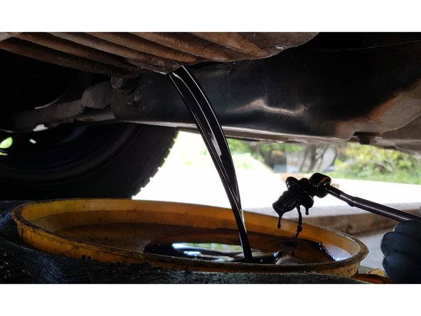 Retirez le bouchon avec une douille de 13mm.