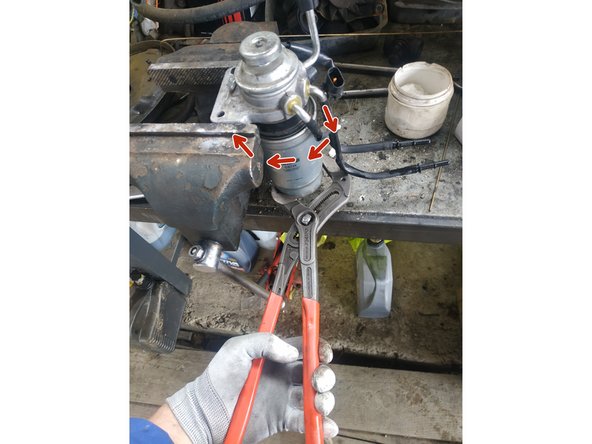 placer le porte-filtre dans un étau et débloquer le filtre à l'aide d'une clé à sangle