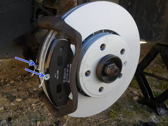 On met en place les nouvelles plaquettes sur le berceau