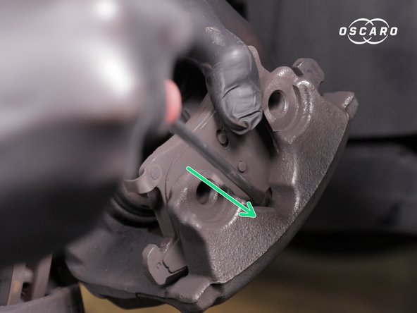 Retirer la seconde plaquette en faisant levier avec un tournevis plat