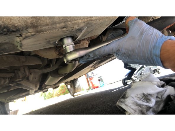 Une fois l'huile écoulé je replace le bouchon neuf avec son joint, le serrer à la main puis finir à la clé