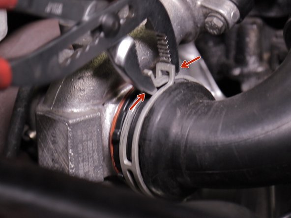 A l'aide de la pince multiprise pincer le collier de l'admission de turbo et replacer le