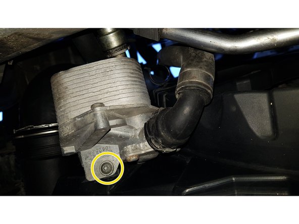 Retirez la vis avec un Torx T25.