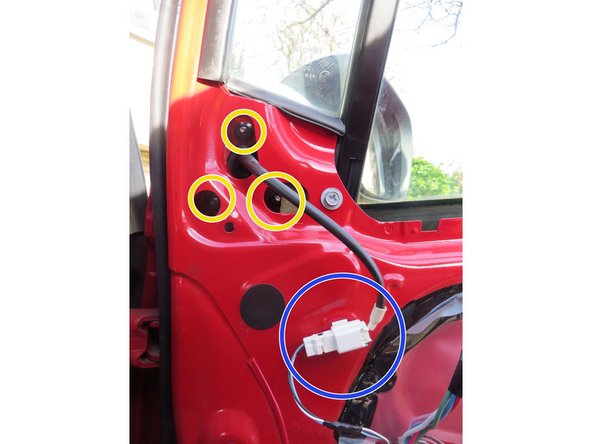 déconnecter le conecteur (cercle bleu), puis dévisser les 3 ecrous qui tiennent le rétroviseur avec une douille longue de 10 mm.