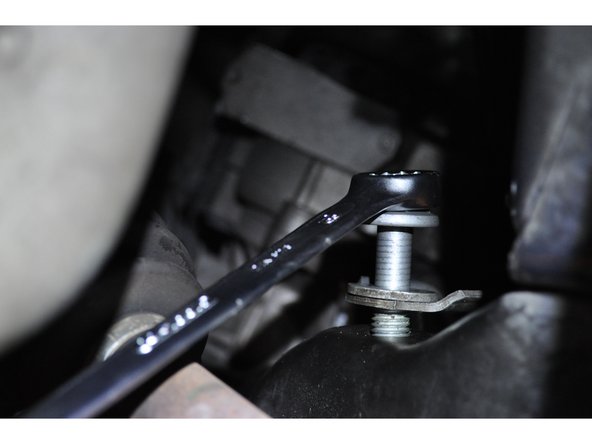 Serrer la vis de la bride.