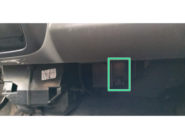 Le filtre à habitacle se situe sous le tableau de bord, côté passager.
