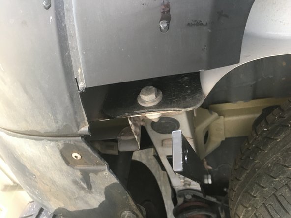 Procéder à la découpe du pare-chocs des deux coté à l'aide du gabarit fourni avec l'attelage