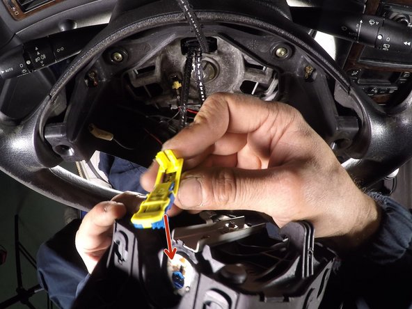 Approcher l'air bag et rebrancher les connecteurs suivant leurs couleurs : le bleu en bas et le vert en haut