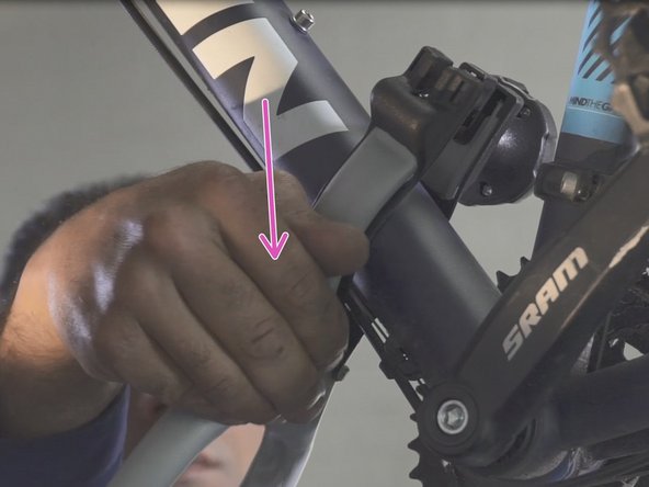 Brider la mâchoire en serrant les deux roues