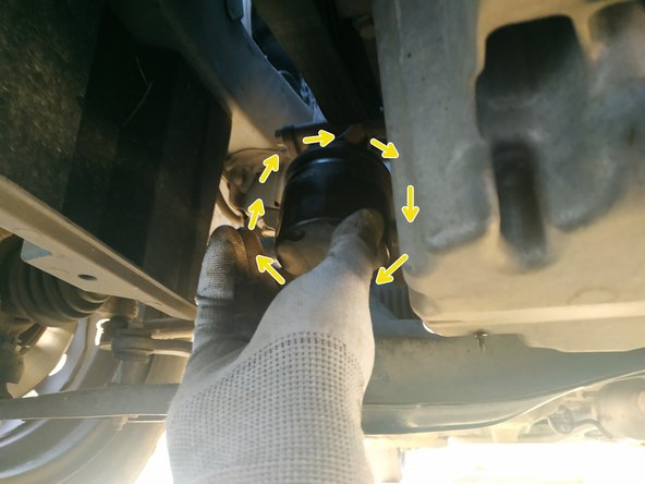 et visser très fort à la main