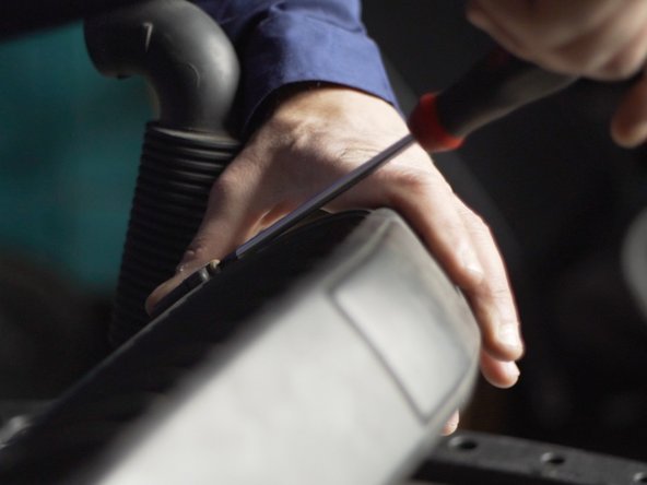 Desserrer les 5 vis à l'aide d'un tournevis cruciforme