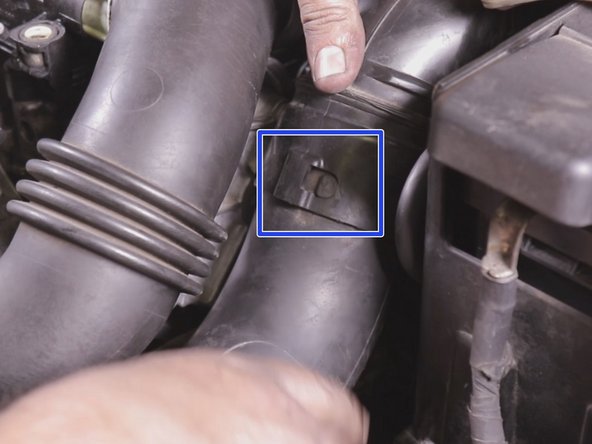 Repositionner le cache moteur