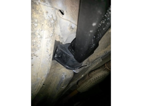 Replacer les deux vis du triangle dans leur trous côté habitacle et visser légèrement les écrous sur les vis.