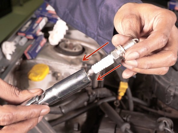 Insérer la nouvelle bougie dans la douille