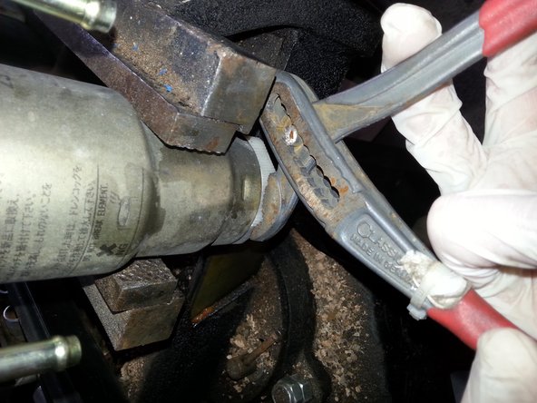 A l'aide de la pince multiprise défaire la partie inférieur du filtre