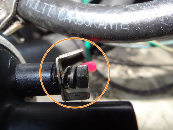 Positionner le connectique vert sur la fixation du bas.