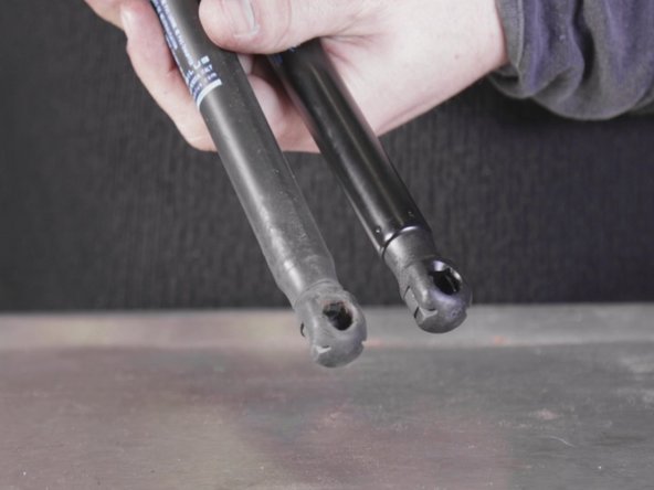 Comparer les fixations et la longueur entre l'ancien et le nouveau vérin