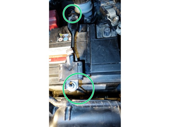 Retirer le fil qui maintenait écartée la borne positif.