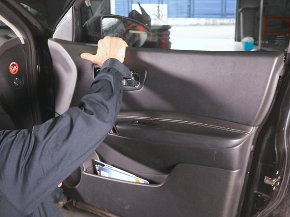 Repositionner délicatement la garniture intérieure de la porte ( plusieurs clips )