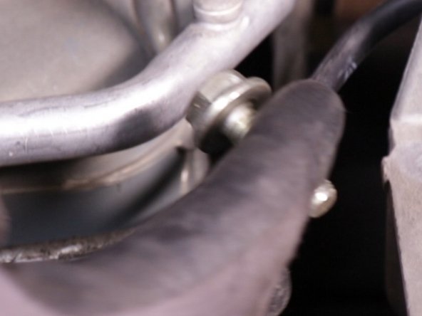 Pour le carter en aluminium retirer les  3 vis et les deux écrous