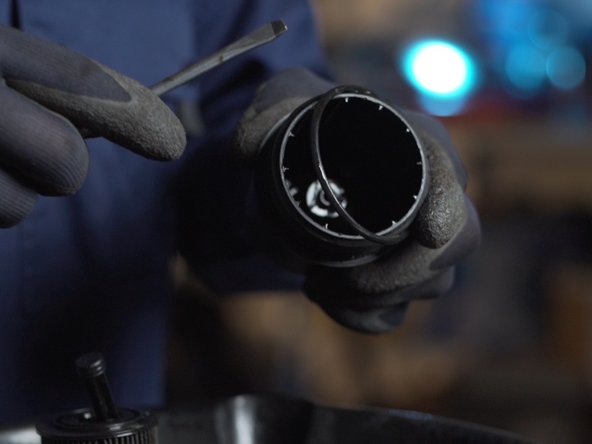 A l'aide d'un petit tournevis plat retirer l'ancien joins présent sur la cloche