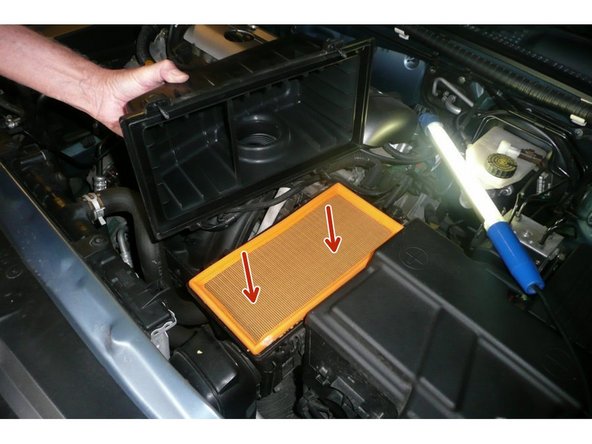 Présenter le filtre en veillant à bien positionner le joint puis centrer soigneusement le couvercle