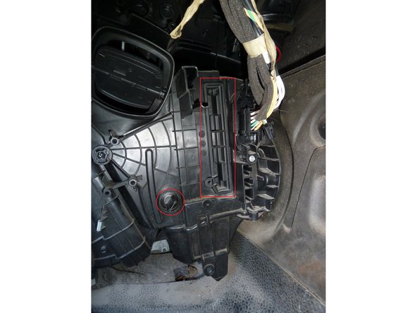 Enlever le couvercle du logement des filtres.