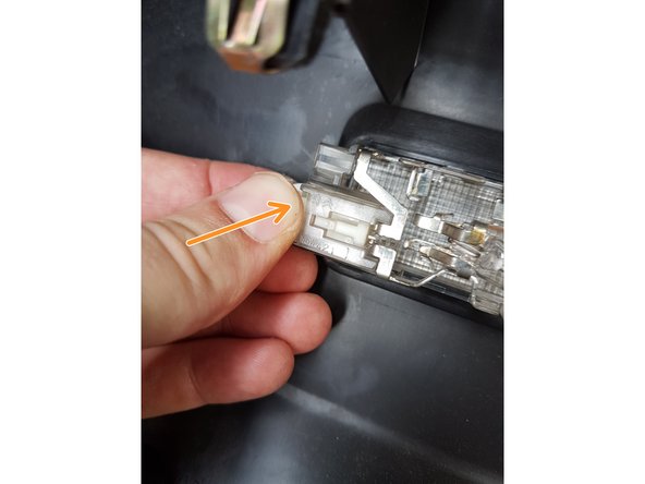 Appuyer sur le connecteur pour le sortir