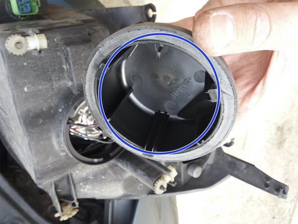 Devisser d'1/4 de tour le capuchon en plastique rond et vérifier la présence du joint en mousse.