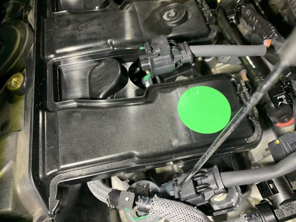 Déconnecter les 4 injecteurs , aidez vous d un tourne vis fin plat , tirez vers le haut et retirer le cosse