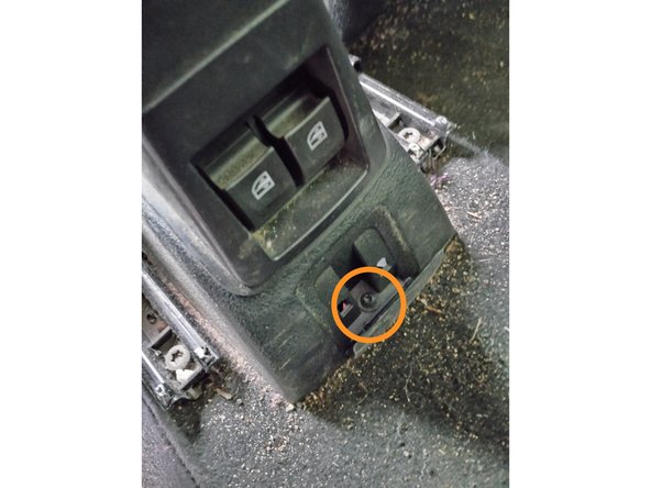 Dans l'habitacle à l'arrière, tirer le cache vis situé sous les boutons de vitre électrique arrière