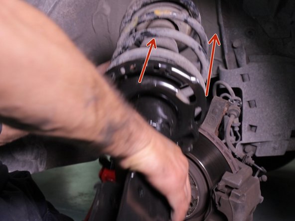 Replacer l'amortisseur  dans son emplacement en commençant par le haut