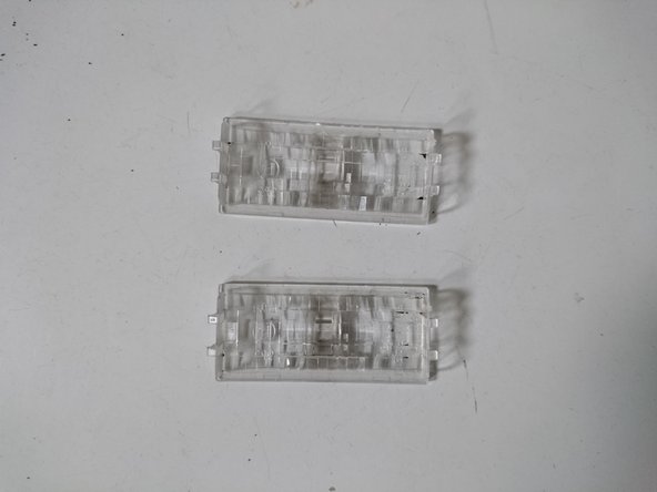 Profiter de l'opération pour nettoyer les caches plastiques à l'aide d'eau chaude et d'une petite brosse souple