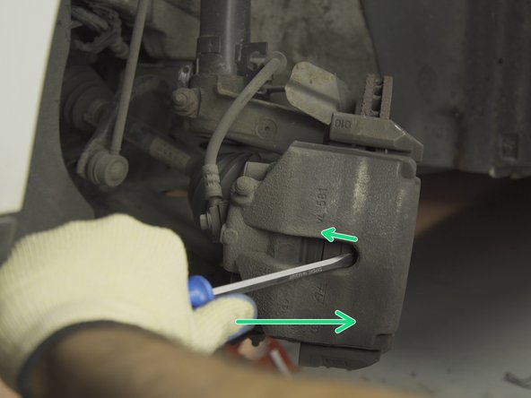 Placer le tournevis plat entre la plaquette et l'étrier et faire levier pour repousser le piston