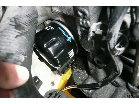 
Screw in the new cartridge (direction of the arrow)
