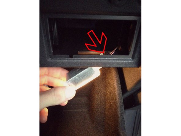 Replacez ensuite le module dans son logement de la boite à gants en appuyant fortement dessus, celui ci va se clipser dans son support.