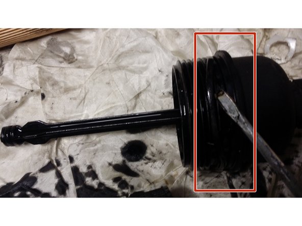 Retirer le joint torique de grand diamètre sur la cloche en glissant un tournevis sous le joint.