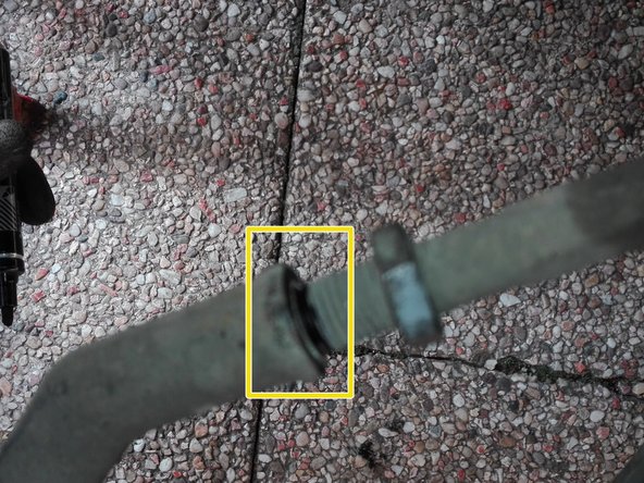 Faire un trait au marqueur pour mettre la nouvelle rotule à la même place.