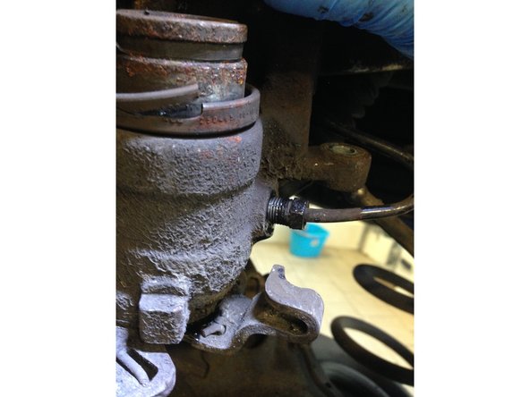 Deviser l'écrou de 12 qui tient le tuyau de frein